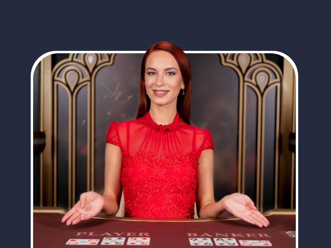 ライトニングバカラのディーラーがカードを持ちながらプレイヤーとバンカーを示している。